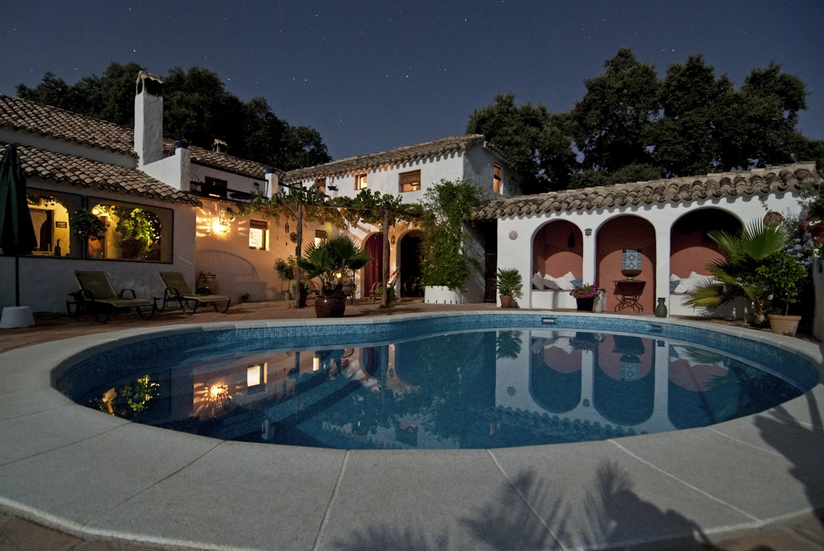 Modern Villa · Pool · Vorher