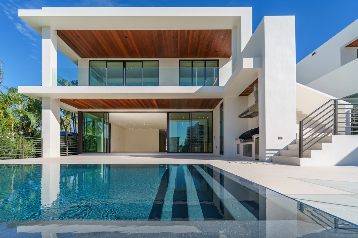 Modern Villa · Pool · Nachher